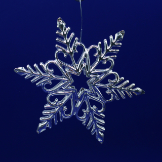 Závěsný vánoční ornament – Dekorativní sněhová vločka (stříbrná)